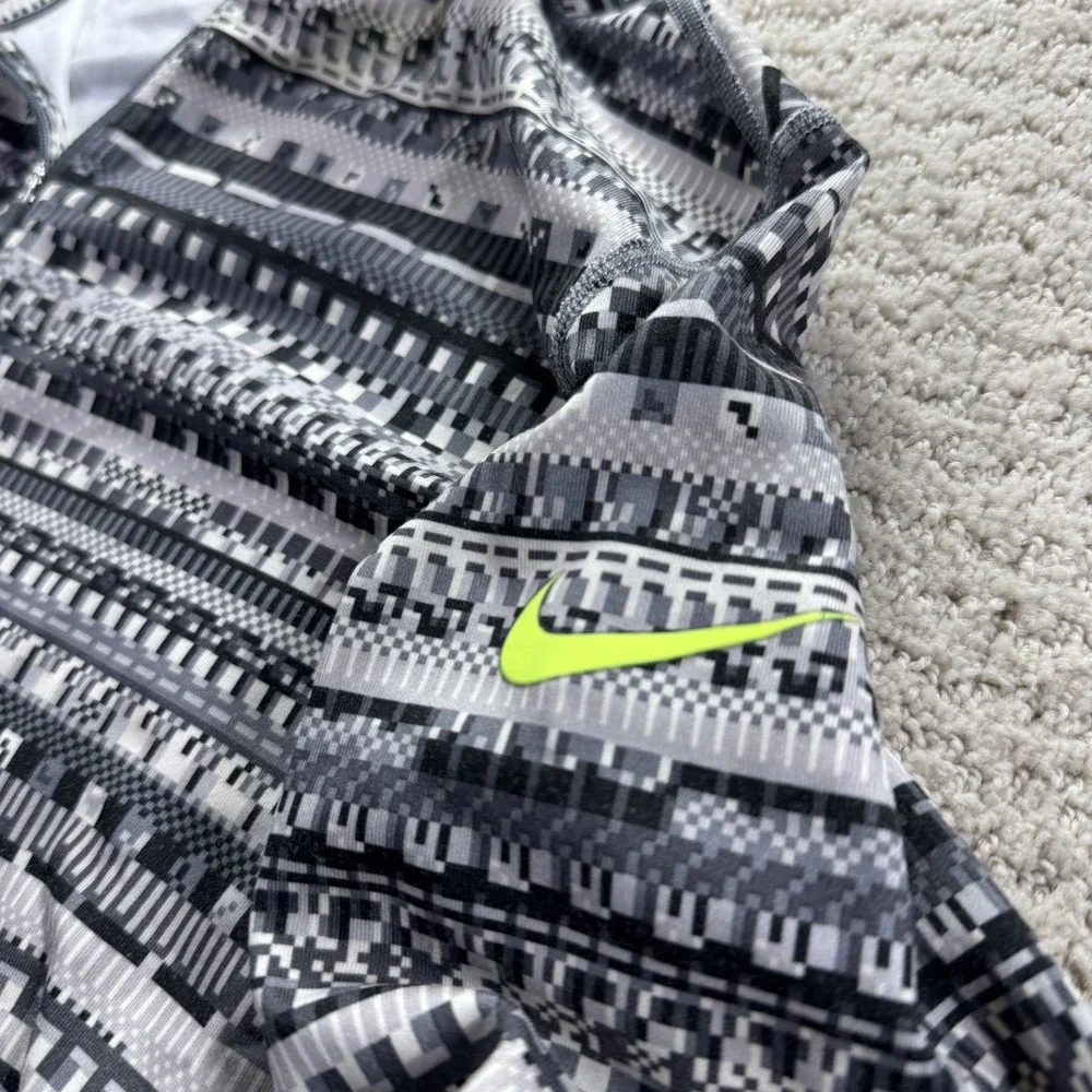 Nike Top Womens Medium Grey Stripes Geometric Pro Hyperwarm Half‎ Zip Pullover